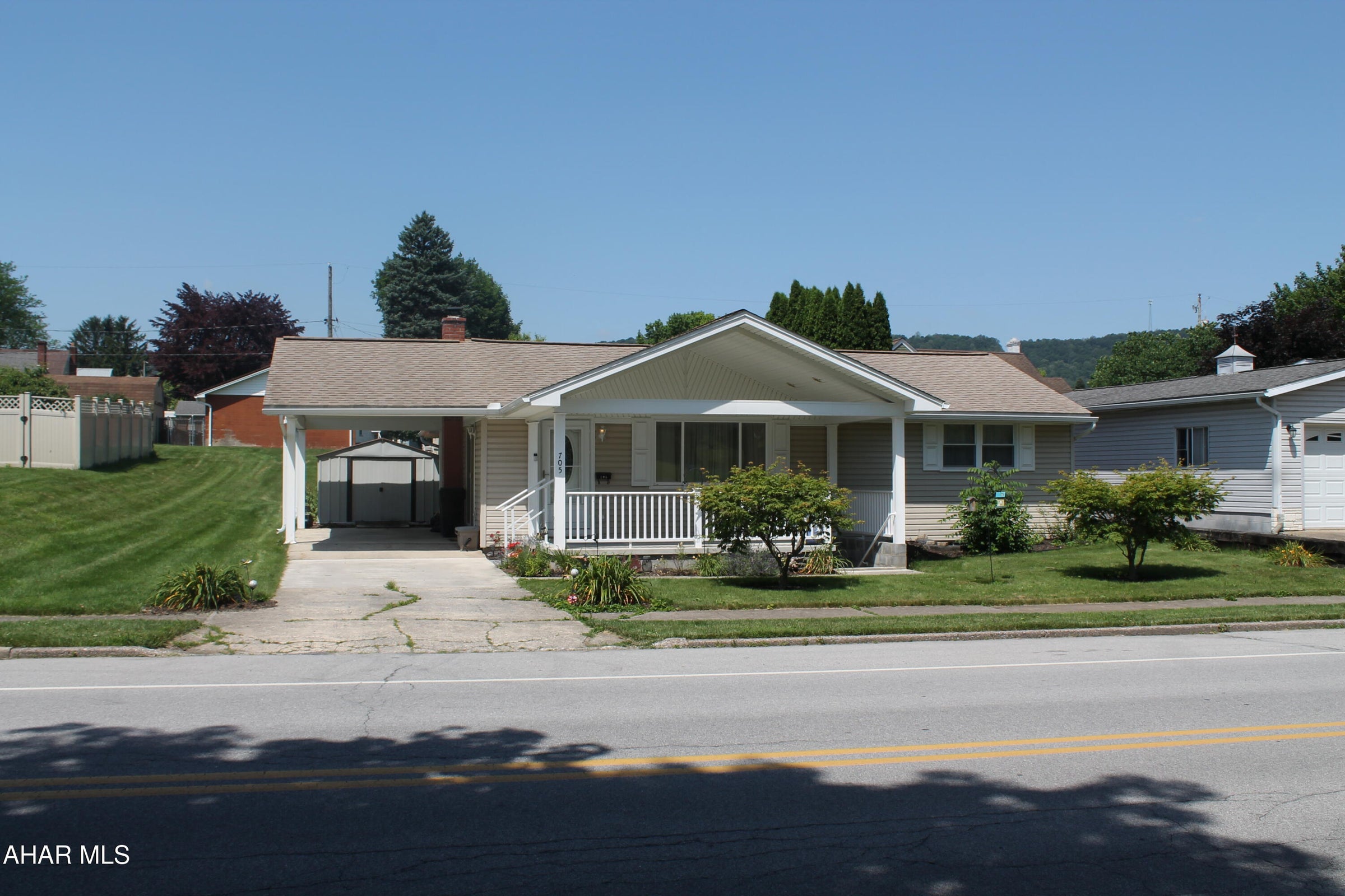 705 Robinson Ave