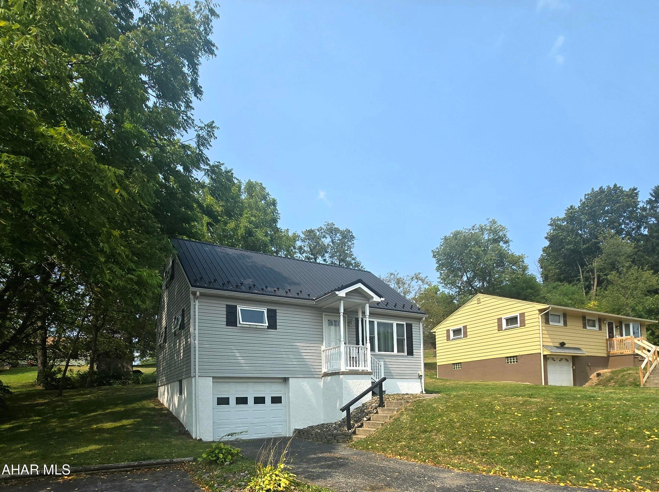 714-718 E Hartzell Ave