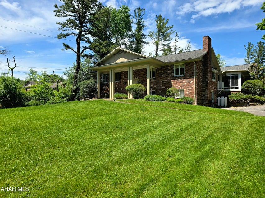 1410 Foot of Ten Road